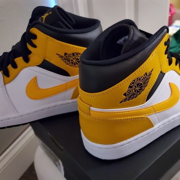 Air Jordan 1 Mid - Picture 4 of 5